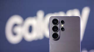 Rückseite des Samsung Galaxy S26 vor einem Galaxy-Logo