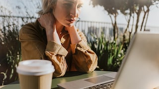 Frau beim Löschen ihrer alten E-Mail-Adressen