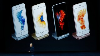4 Smartphones mit schwarzem Hintergrund