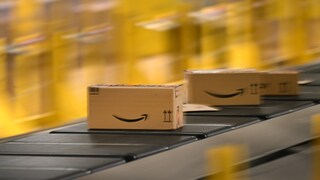 Amazon-Paket auf einem Fließband
