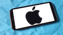 Apple-Logo auf einem Smartphone
