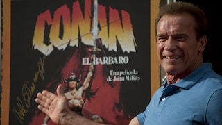 Arnold Schwarzenegger vor einem „Conan“-Poster