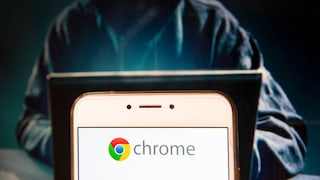 Smartphone mit Chrome-Logo, im Hintergrund ein Hacker.