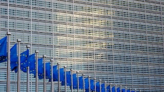 Flaggen der europäischen Union vor dem Gebäude der EU-Kommission
