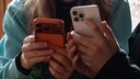 Zwei Kinder mit iPhones