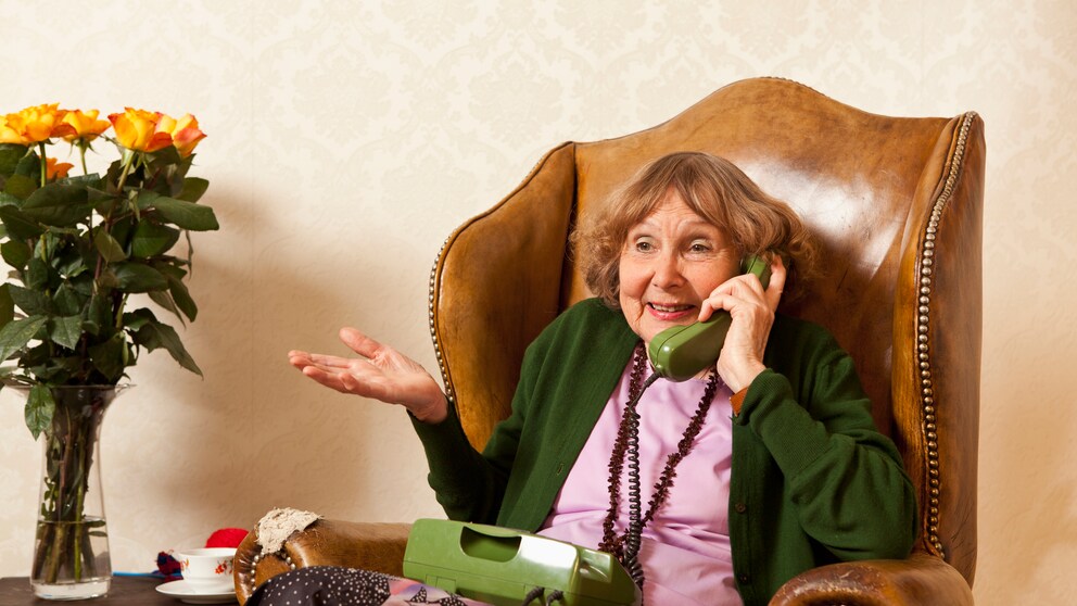 Ältere Dame am Telefon