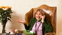 &Auml;ltere Dame am Telefon