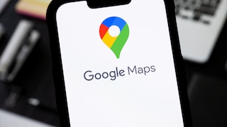 Smartphone mit Google Maps-Logo