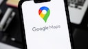 Smartphone mit Google Maps-Logo