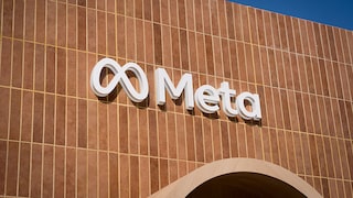 Braune Wand mit Meta Schriftzug und Logo in weiß