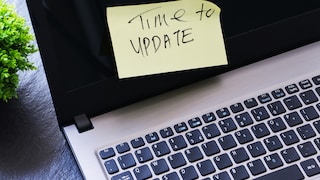 Haftnotiz an einem Laptop mit der Aufschrift "Time to Update".