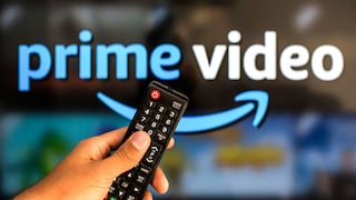 Fernbedienung vor Fernseher mit Prime Video