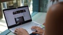 Person am Laptop auf Reddit