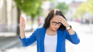 Frau die sich Hand an Stirn hält