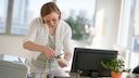 Frau verkabelt Router