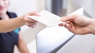 Person übergibt Überweisung