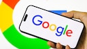 Smartphone mit Google-Logo