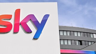 Sky-Logo vor einem Gebäude