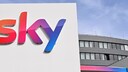 Sky-Logo vor einem Gebäude