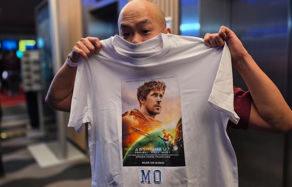 TECHBOOK-Autor Woon-Mo Sung mit einem T-Shirt zu &bdquo;Der Astronaut&ldquo;