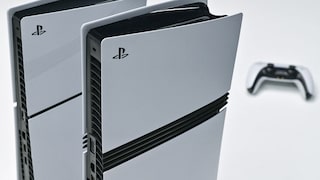 Zwei weiße Playstation 5 Konsolen mit Controller