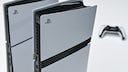 Zwei weiße Playstation 5 Konsolen mit Controller
