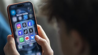 Teenager mit Smartphone und Social Media Apps in der Hand