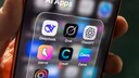 Smartphone Display mit AI App Logos