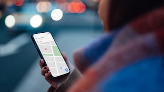 Frau die Smartphone mit Navigations App in der Hand hält