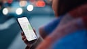 Frau die Smartphone mit Navigations App in der Hand hält