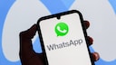 Smartphone mit WhatsApp-Logo