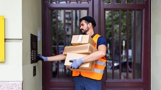 Paketbote vor Haustür