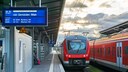 Regionalbahn fährt in Bahnhof ein