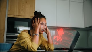 Frau vor Laptop