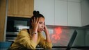 Frau vor Laptop