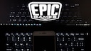 Laptop mit Epic Logo und Apple Smartphone