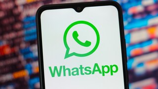 Smartphone mit WhatsApp Logo