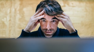 Mann leidet an Cyberchondrie