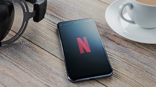 Netflix-Logo auf einem Smartphone, das auf einem Tisch liegt