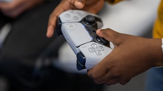 PlayStation-Controller in der Hand