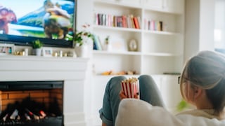 Frau schaut auf den Fernseher