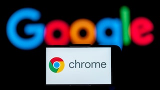 Smartphone mit Chrome Logo und Google Schriftzug im Hintergrund