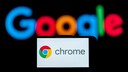 Smartphone mit Chrome Logo und Google Schriftzug im Hintergrund
