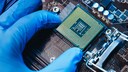 Elektronikchip mit Handschuh