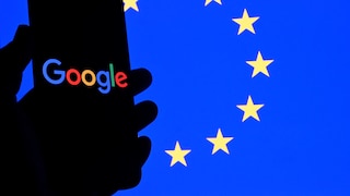 Smartphone mit Google Logo und EU Flagge im Hintergrund