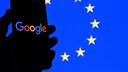 Smartphone mit Google Logo und EU Flagge im Hintergrund