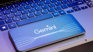 Smartphone Mit Gemini Logo. dass auf Laptop Tastatur liegt