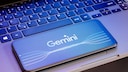 Smartphone Mit Gemini Logo. dass auf Laptop Tastatur liegt