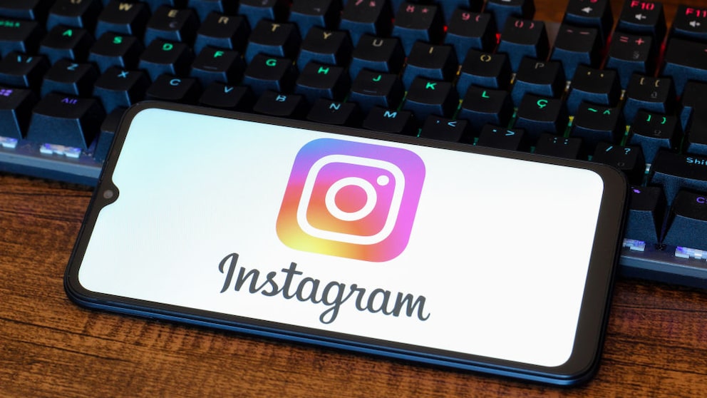 Smartphone mit Instagram Logo