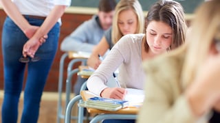 Schüler die eine Prüfung schreiben